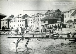 Arenzano 1910 - Bagni Italia e Bagni Roma - Palazzo Corallo o Câ di Ciechi (a sinistra) ora scomparso – Antiche case del Borghetto (Foto Archivio Roggero n. A03_405_N_3965)